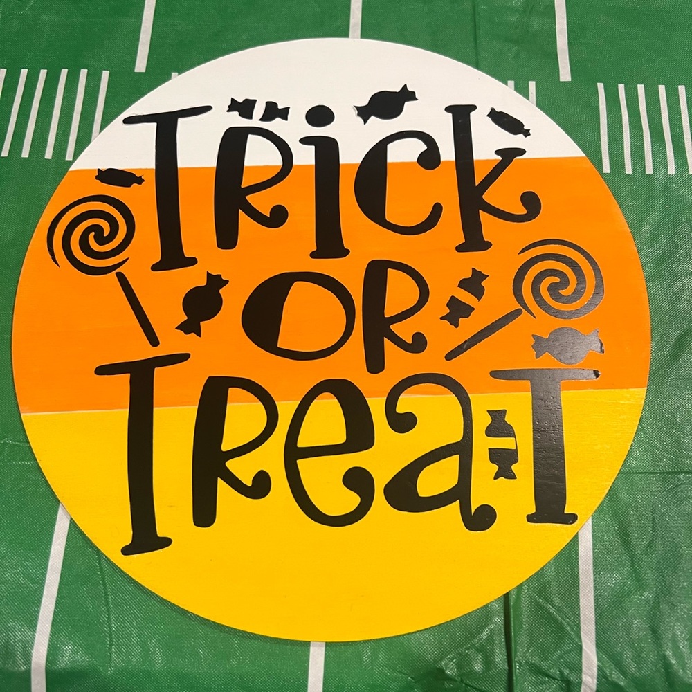 12” Trick or Treat Door Hanger